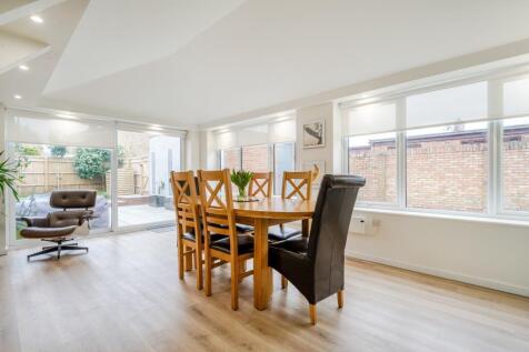L-Shaped Fitted Kitchen/Dining Room