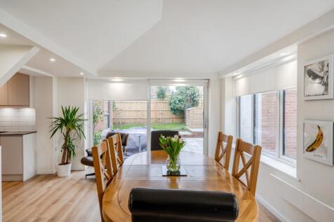 L-Shaped Fitted Kitchen/Dining Room