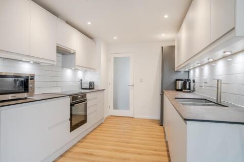 L-Shaped Fitted Kitchen/Dining Room