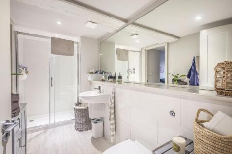 Jack &amp; Jill Bathroom