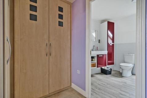 Dressing Area to Main Bedroom