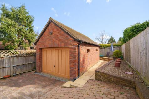Extra Detached Garage to Rear