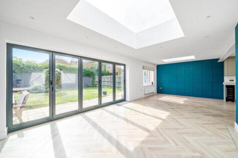 Bi Folds onto Rear Garden