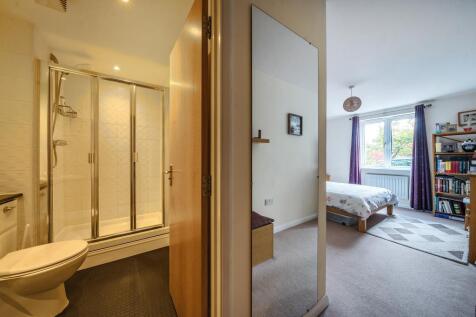 Bedroom/Bathroom