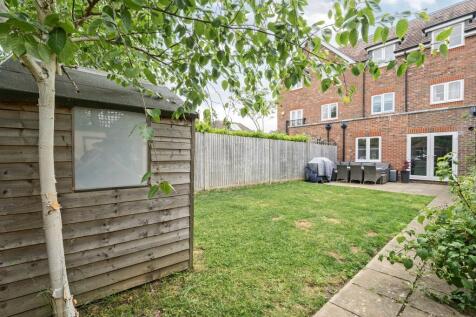 Rear Garden &amp; Alfresco Dining Area