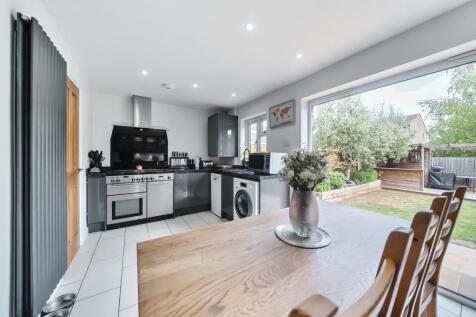 Kitchen / Dining Area