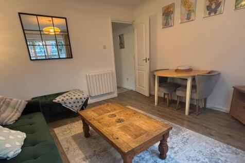 Living Area/Dining Area