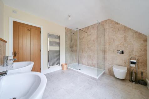 Principal bedroom en-suite