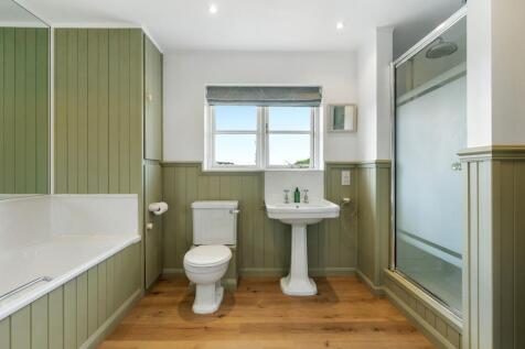 Family bathroom/Bed 2 en-suite