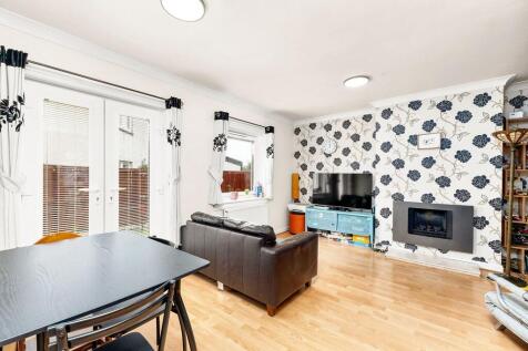 Lounge/Dining Area