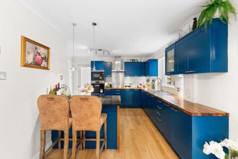 Kitchen/Breakfasting Area