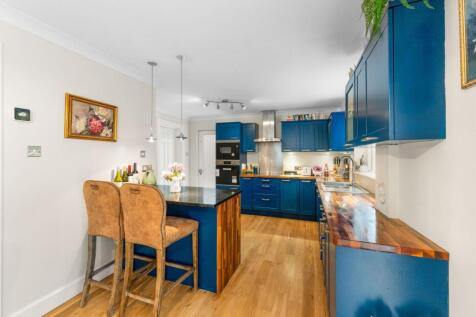 Kitchen/Breakfasting Area
