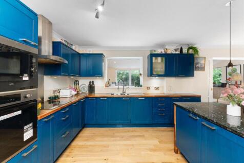 Kitchen/Breakfasting Area