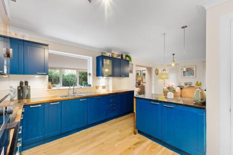 Kitchen/Breakfasting Area