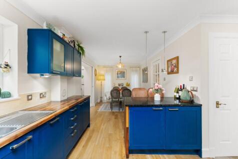 Kitchen/Breakfasting Area