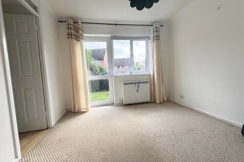 Beroom With Door To Gardens