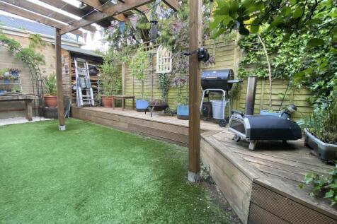 Garden - pergola &amp; lawn