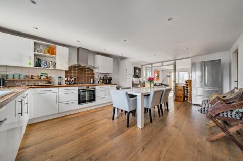 Kitchen/Dining Area