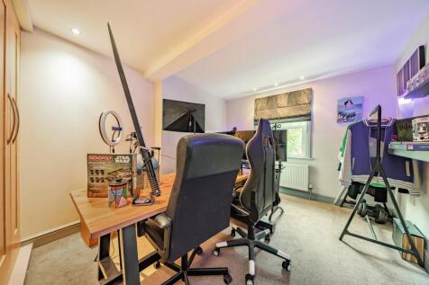 Bedroom / Study