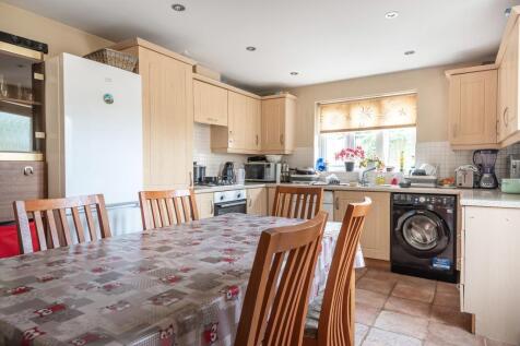 Kitchen / Dining Area