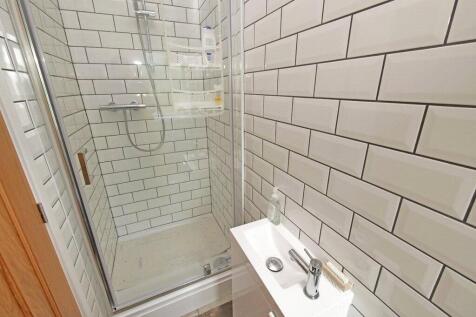 Bed 4 Ensuite Shower