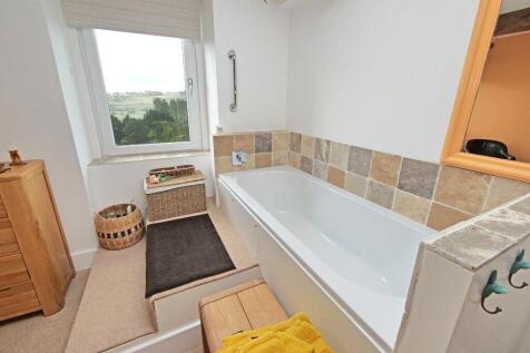 Feature Fitted Bath