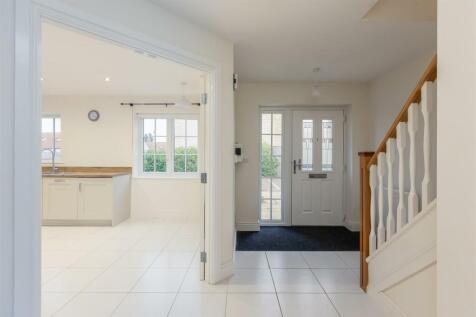 Ashwood Close 40 Hallway-1.jpg