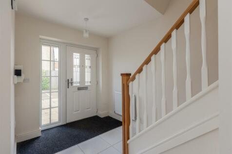 Ashwood Close 40 Hallway-2.jpg