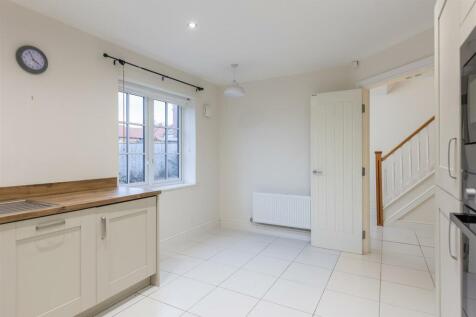 Ashwood Close 40 Kitchen Dining Room-4.jpg