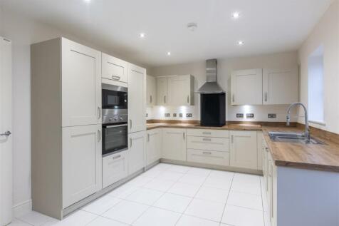 Ashwood Close 40 Kitchen Dining Room-3.jpg