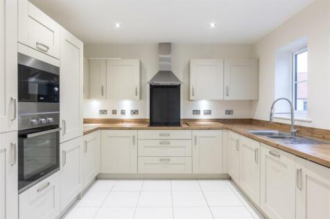 Ashwood Close 40 Kitchen Dining Room-2.jpg
