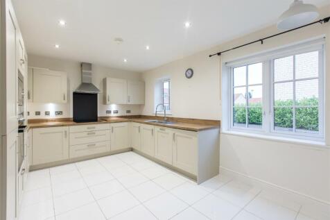 Ashwood Close 40 Kitchen Dining Room-1.jpg