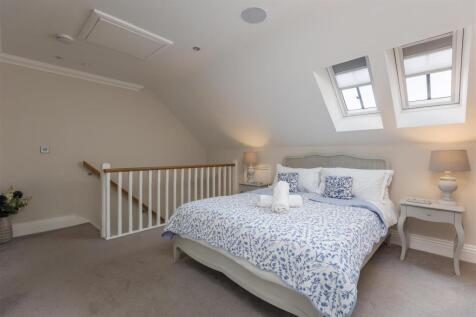 Pinfold Cottage Bedroom 1-2.jpg