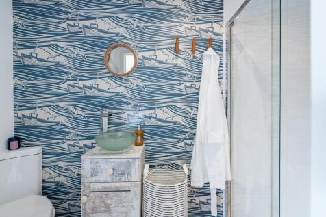 Quillet, Hillfield, Dartmouth: Ensuite
