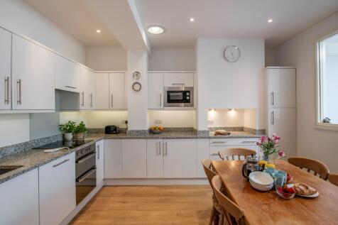 Kitchen - - Rose Cottage, 3 Spittis Park, Kingswear