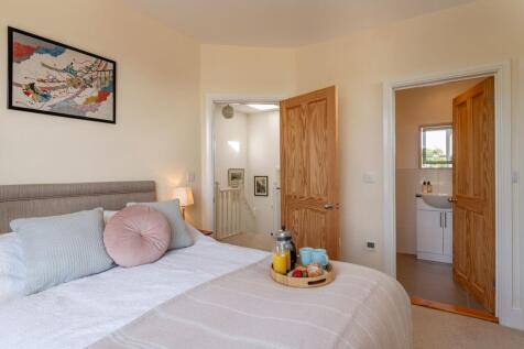 Principal Bedroom -- Rose Cottage, 3 Spittis Park, Kingswear
