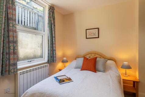 Bedroom 2 -- Rose Cottage, 3 Spittis Park, Kingswear