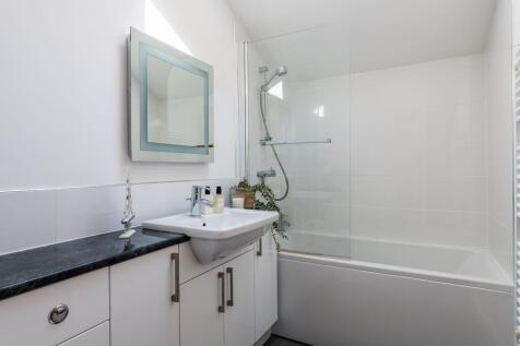 Family Bathroom - Rose Cottage, 3 Spittis Park, Kingswear