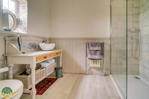 Bedroom - ensuite .jpg