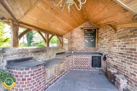 outdoor kitchen