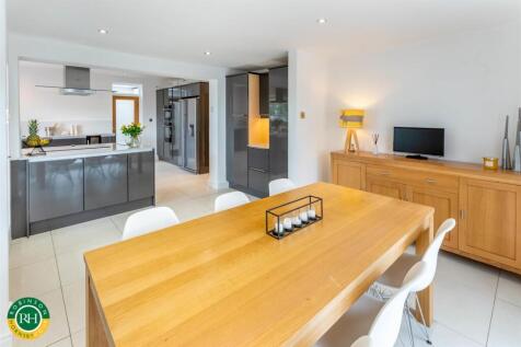 open plan dining