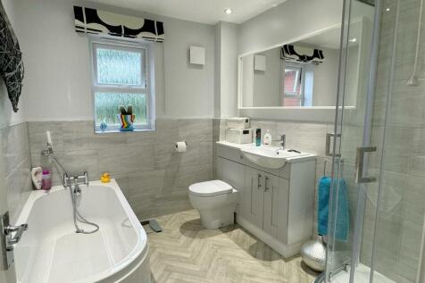 Bathroom 1.JPG