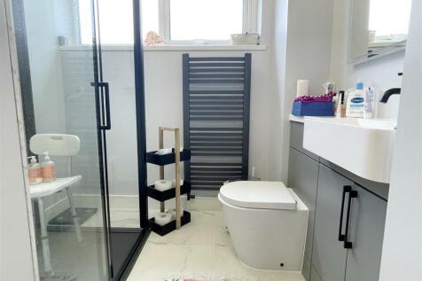 Bathroom 1.JPG