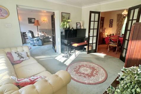 Family Room 1.JPG