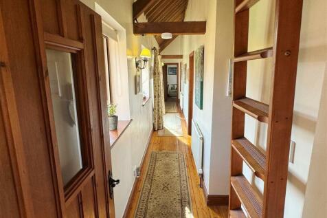 Corridor to Bedrooms.JPG
