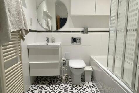 Bathroom 1.JPG