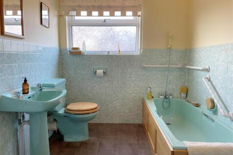 Bathroom 1.JPG