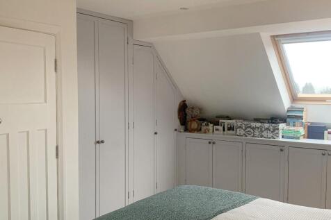 Bed 1 wardrobes.JPG