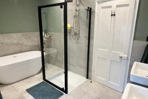 Bathroom 1.JPG