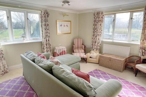 Bed 1 Sitt Area.JPG